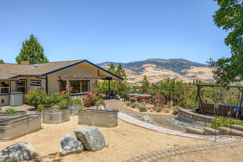1000 Strawberry Lane Ashland OR 97520