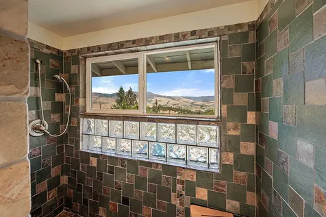 1000 Strawberry Lane Ashland OR 97520