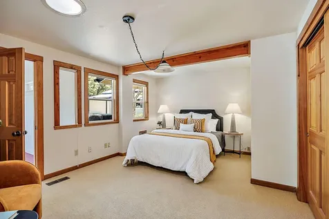 1000 Strawberry Lane Ashland OR 97520