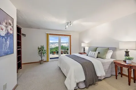 1000 Strawberry Lane Ashland OR 97520