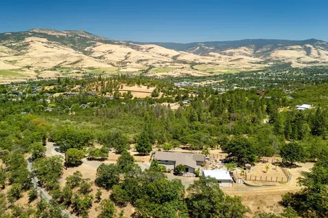 1000 Strawberry Lane Ashland OR 97520