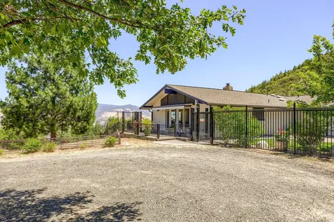 1000 Strawberry Lane Ashland OR 97520