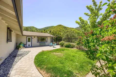 1000 Strawberry Lane Ashland OR 97520