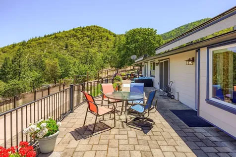 1000 Strawberry Lane Ashland OR 97520