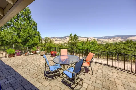 1000 Strawberry Lane Ashland OR 97520