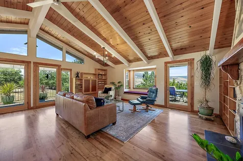 1000 Strawberry Lane Ashland OR 97520