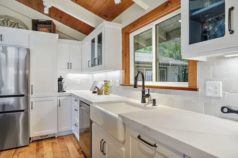 1000 Strawberry Lane Ashland OR 97520