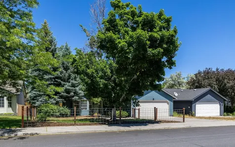 3027 SW Salmon Avenue Redmond OR 97756