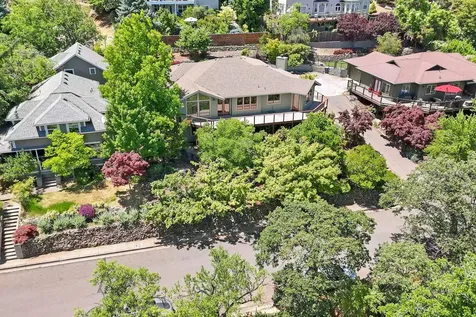 135 Scenic Drive Ashland OR 97520