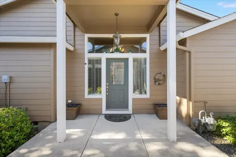 308 Live Oak Loop Central Point OR 97502