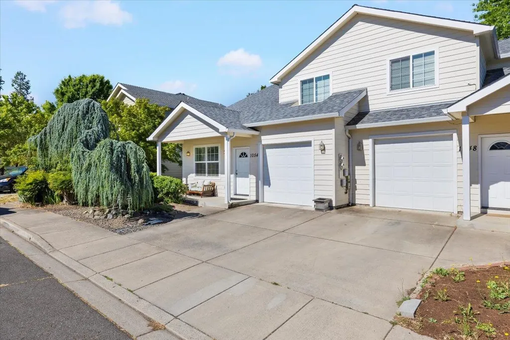 1054 Megan Lane Phoenix OR 97535