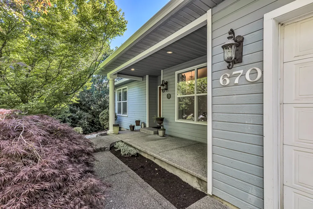 670 Spring Creek Drive Ashland OR 97520
