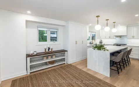 171 Walton Drive Aurora ON L4G 3P8