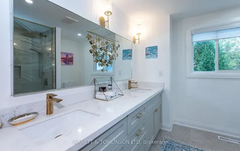 171 Walton Drive Aurora ON L4G 3P8