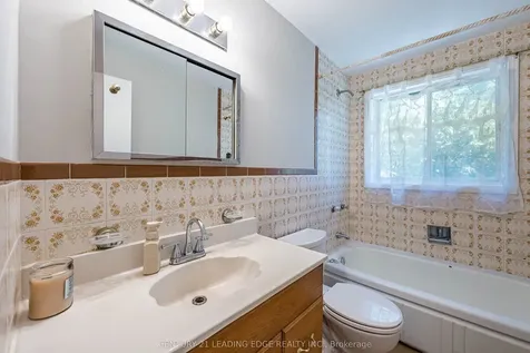 2 Lee Gate Aurora ON L4G 2J7