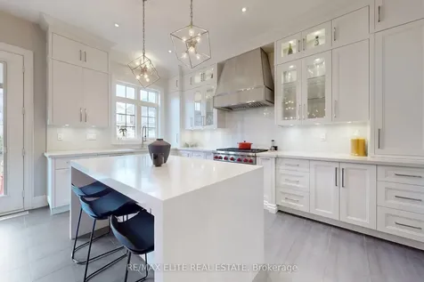 7 Colyton Court Aurora ON L4G 6Z6