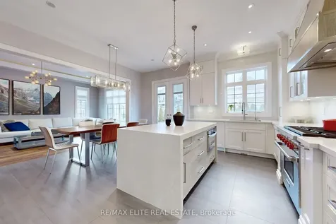 7 Colyton Court Aurora ON L4G 6Z6