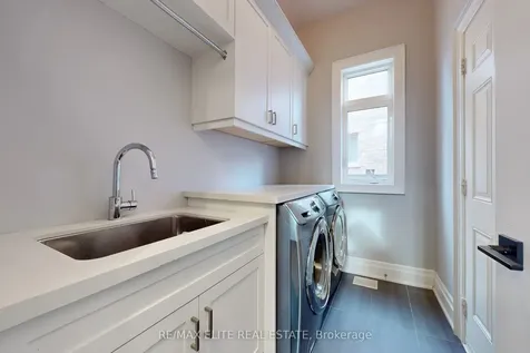 7 Colyton Court Aurora ON L4G 6Z6