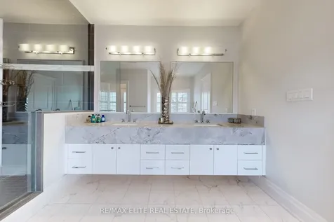 7 Colyton Court Aurora ON L4G 6Z6