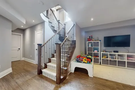 7 Colyton Court Aurora ON L4G 6Z6