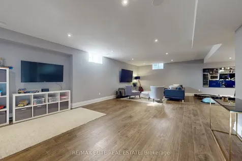 7 Colyton Court Aurora ON L4G 6Z6