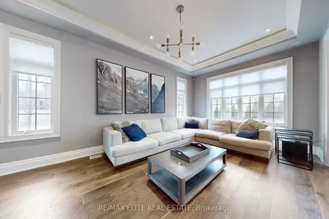 7 Colyton Court Aurora ON L4G 6Z6