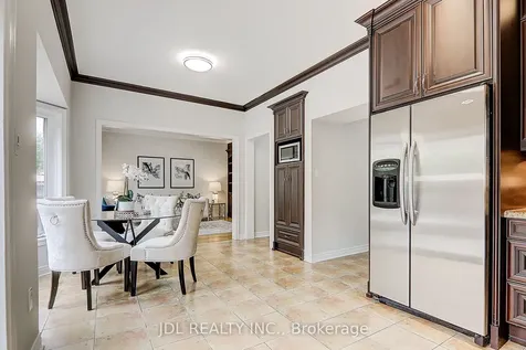 31 Chippingwood Manor Aurora ON L4G 7R4