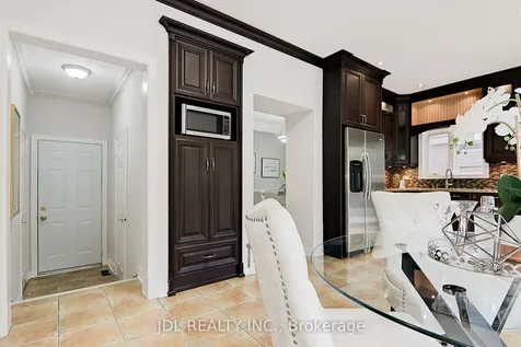 31 Chippingwood Manor Aurora ON L4G 7R4