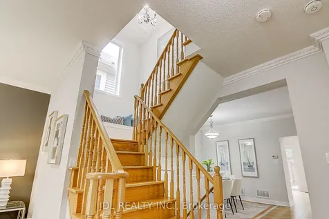 31 Chippingwood Manor Aurora ON L4G 7R4