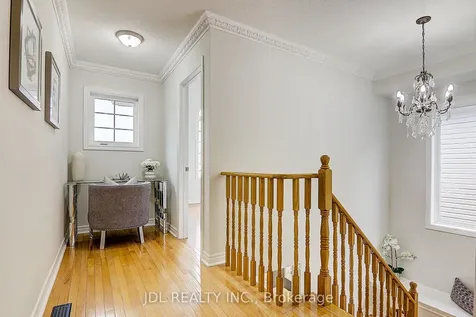 31 Chippingwood Manor Aurora ON L4G 7R4