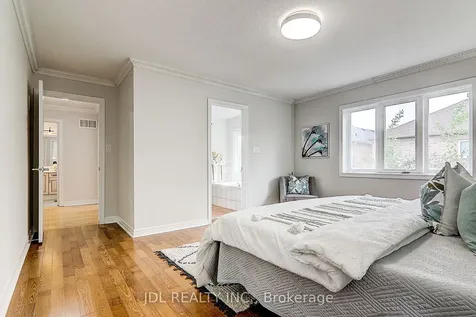 31 Chippingwood Manor Aurora ON L4G 7R4