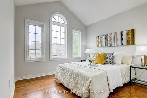 31 Chippingwood Manor Aurora ON L4G 7R4