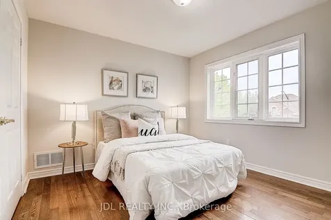 31 Chippingwood Manor Aurora ON L4G 7R4