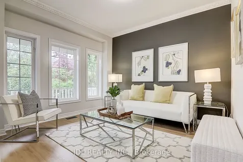 31 Chippingwood Manor Aurora ON L4G 7R4