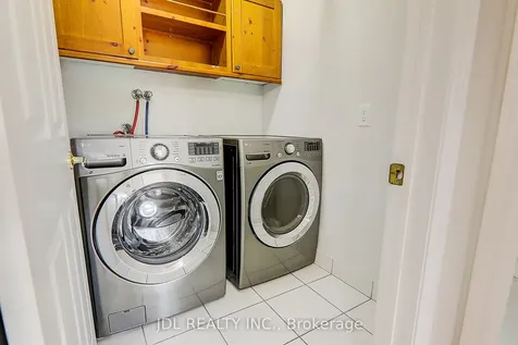 31 Chippingwood Manor Aurora ON L4G 7R4