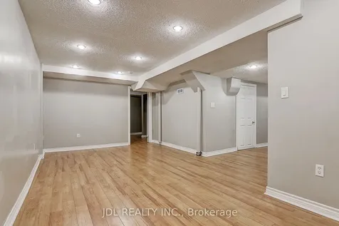 31 Chippingwood Manor Aurora ON L4G 7R4