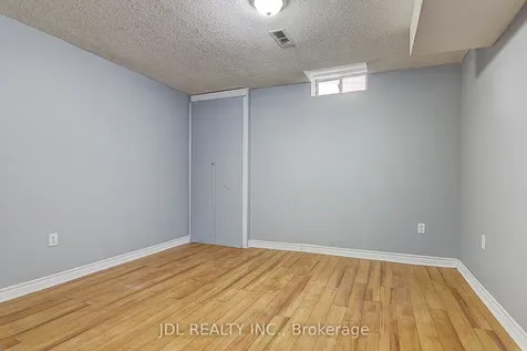 31 Chippingwood Manor Aurora ON L4G 7R4