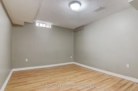 31 Chippingwood Manor Aurora ON L4G 7R4