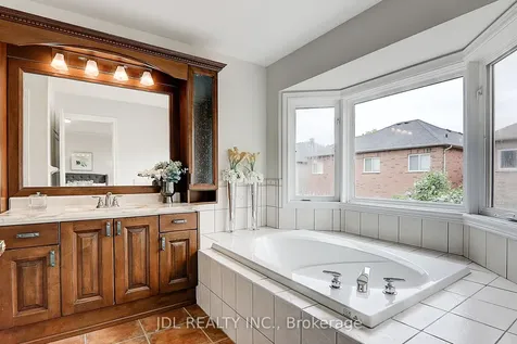 31 Chippingwood Manor Aurora ON L4G 7R4