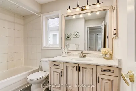 31 Chippingwood Manor Aurora ON L4G 7R4