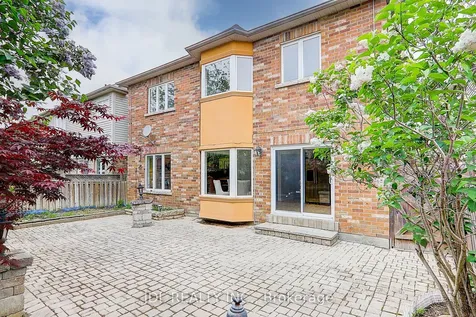 31 Chippingwood Manor Aurora ON L4G 7R4