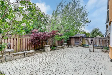 31 Chippingwood Manor Aurora ON L4G 7R4