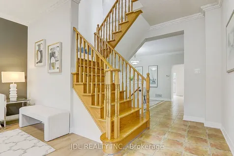 31 Chippingwood Manor Aurora ON L4G 7R4