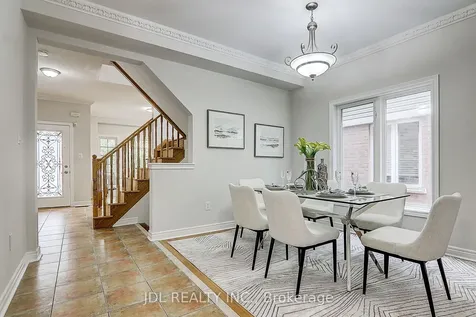 31 Chippingwood Manor Aurora ON L4G 7R4