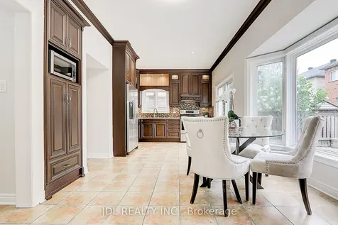 31 Chippingwood Manor Aurora ON L4G 7R4