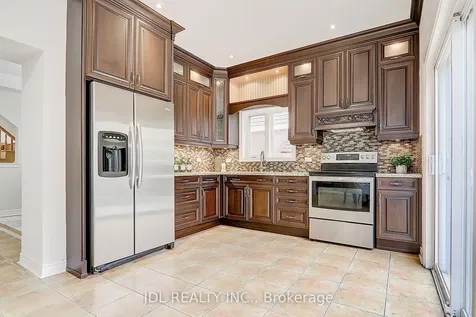 31 Chippingwood Manor Aurora ON L4G 7R4