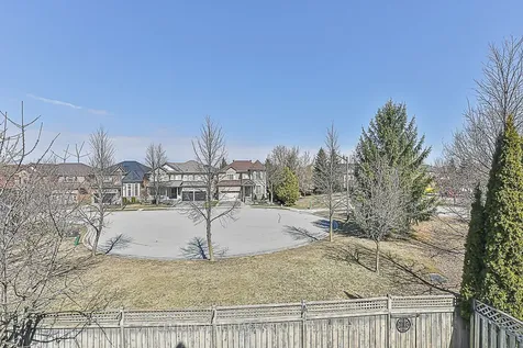 52 Perivale Gardens Aurora ON L4G 7P8