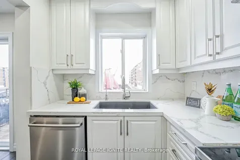 7 Natale Court Bradford West Gwillimbury ON L3Z 3B1