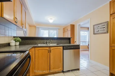 18 October Lane Aurora ON L4G 6Y1