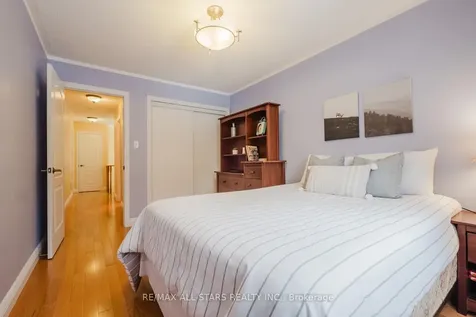 18 October Lane Aurora ON L4G 6Y1